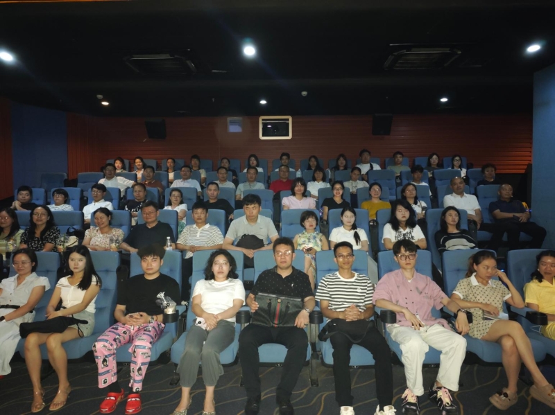 学院师生集中观看电影《四渡》