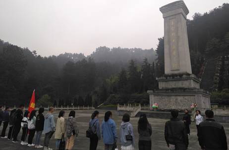 说明: E:\18-19(2)\读书会\清明烈士\照片\IMG_20190330_095721.jpg