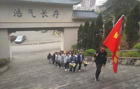 说明: E:\18-19(2)\读书会\清明烈士\照片\IMG_20190330_094611.jpg